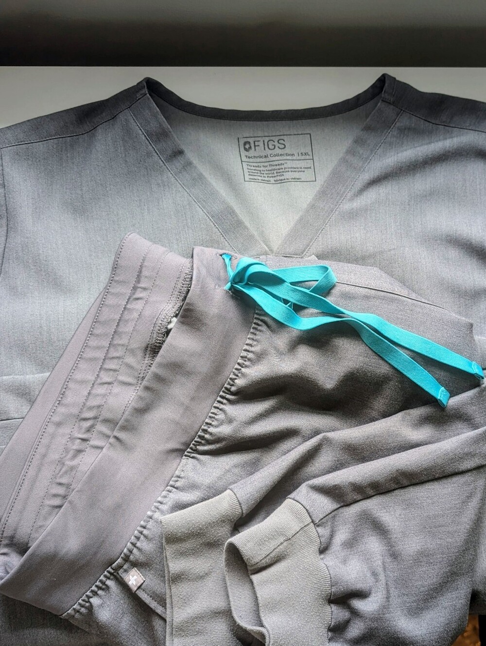 Figs Graphite Scrub Set with Teal Drawstring Accent 5x